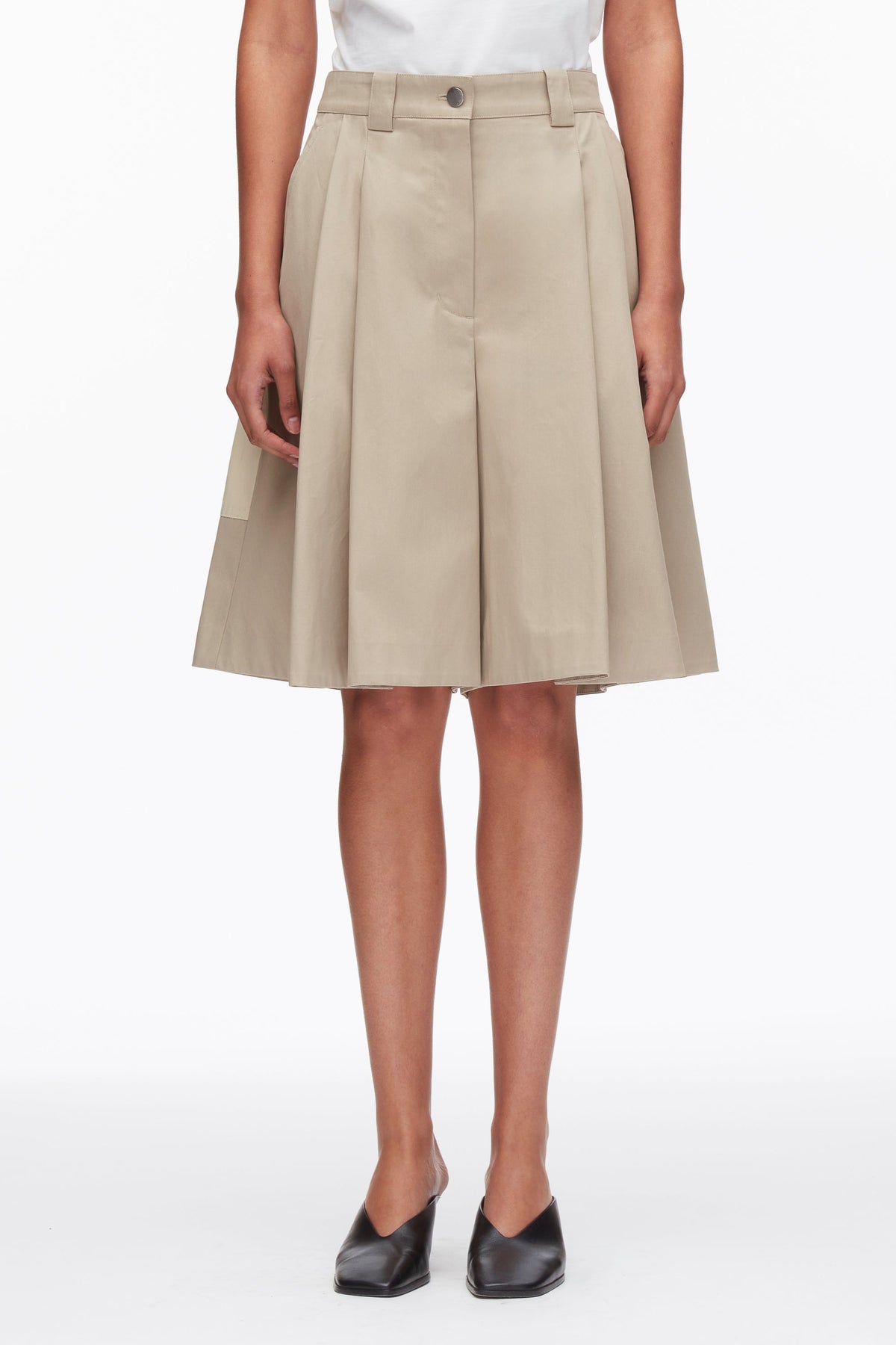 Two-Toned Wide Pleated Shorts Khaki-Birch